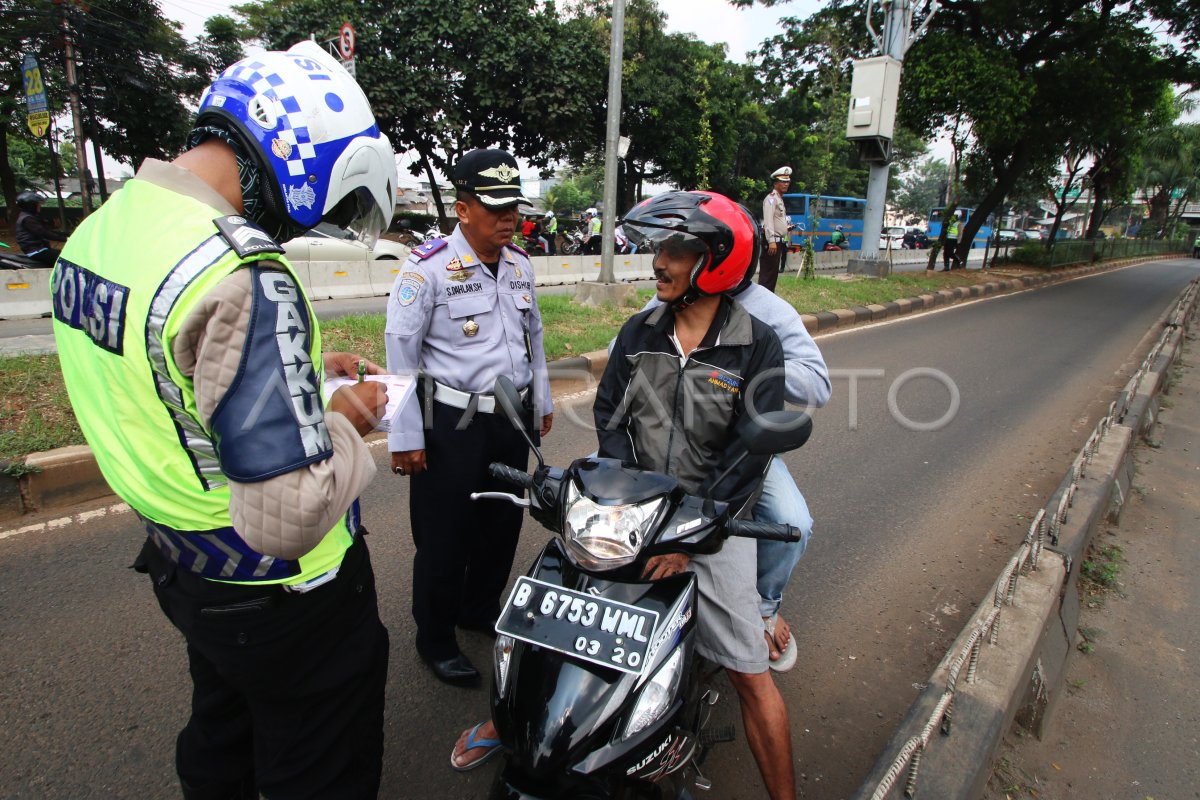 STERILISASI JALUR BUSWAY ANTARA Foto