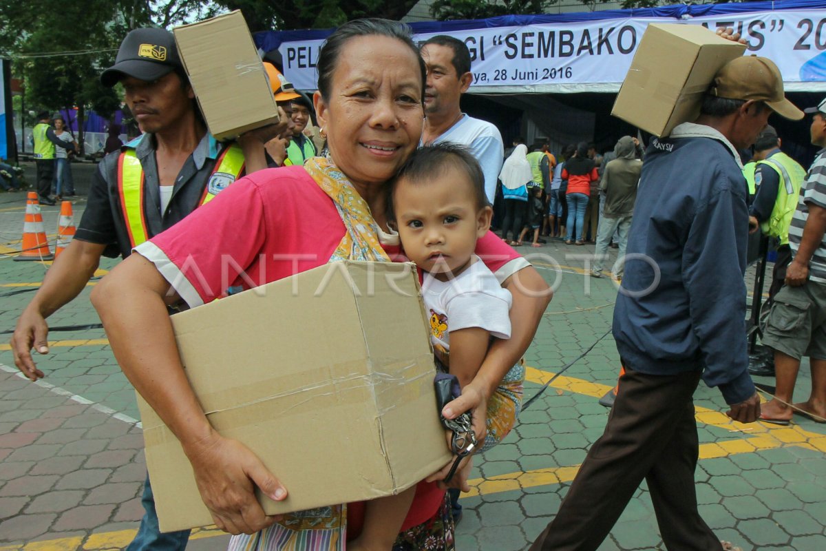 PEMBAGIAN SEMBAKO GRATIS ANTARA Foto