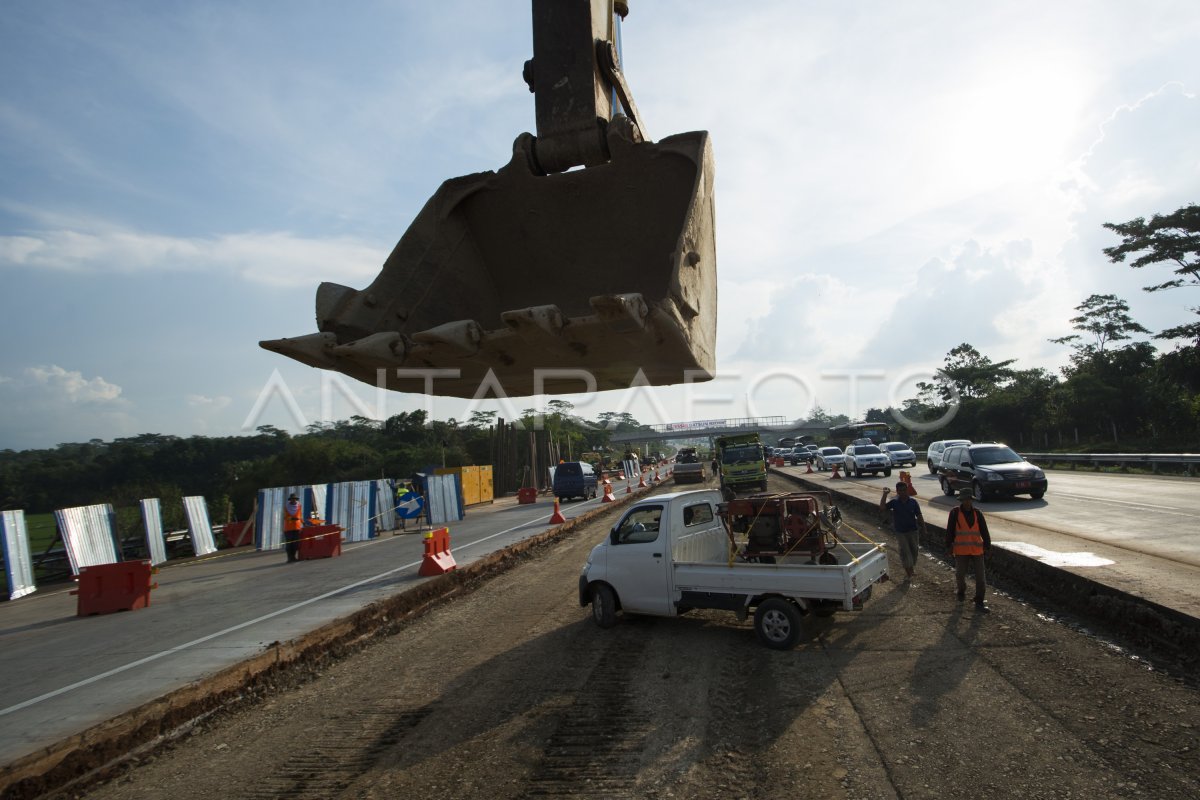 PERBAIKAN RUAS JALAN LONGSOR TOL CIPALI ANTARA Foto