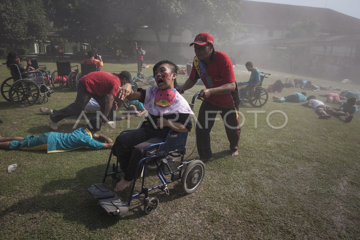 Simulasi Bencana Angin Puting Beliung Antara Foto