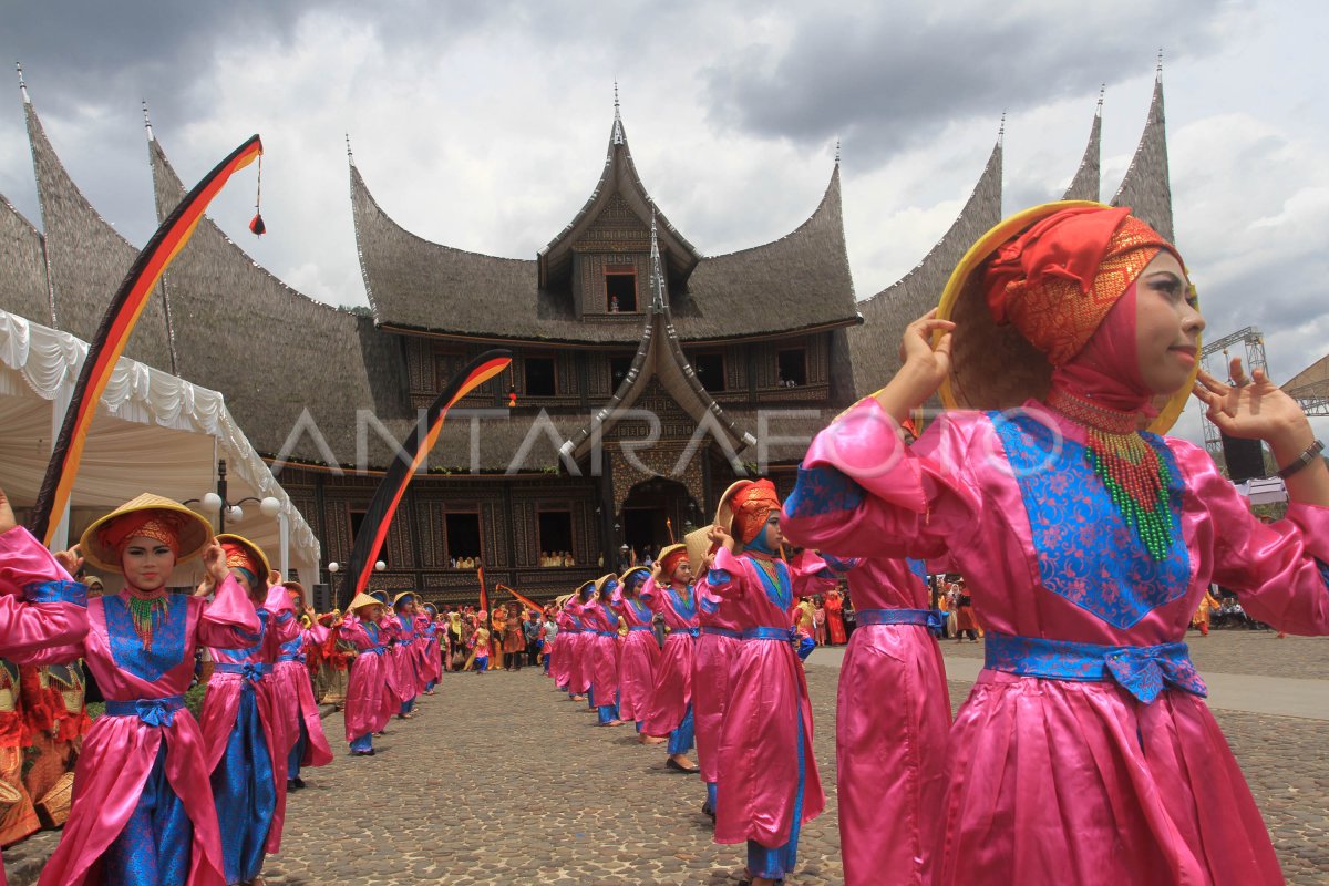 TARI KOLOSAL FESTIVAL BUDAYA MINANGKABAU ANTARA Foto