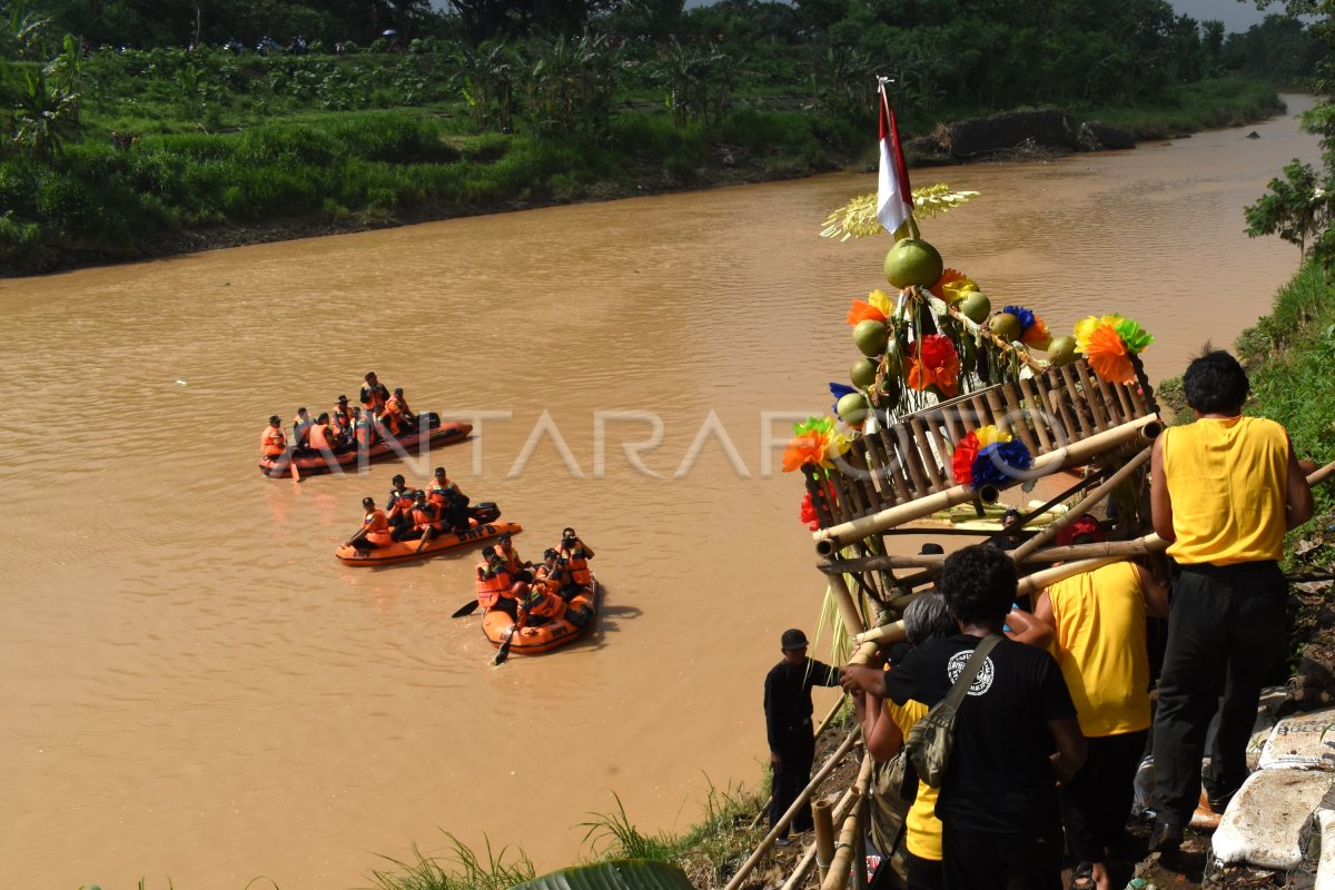 LARUNG SESAJI SUNGAI MADIUN ANTARA Foto