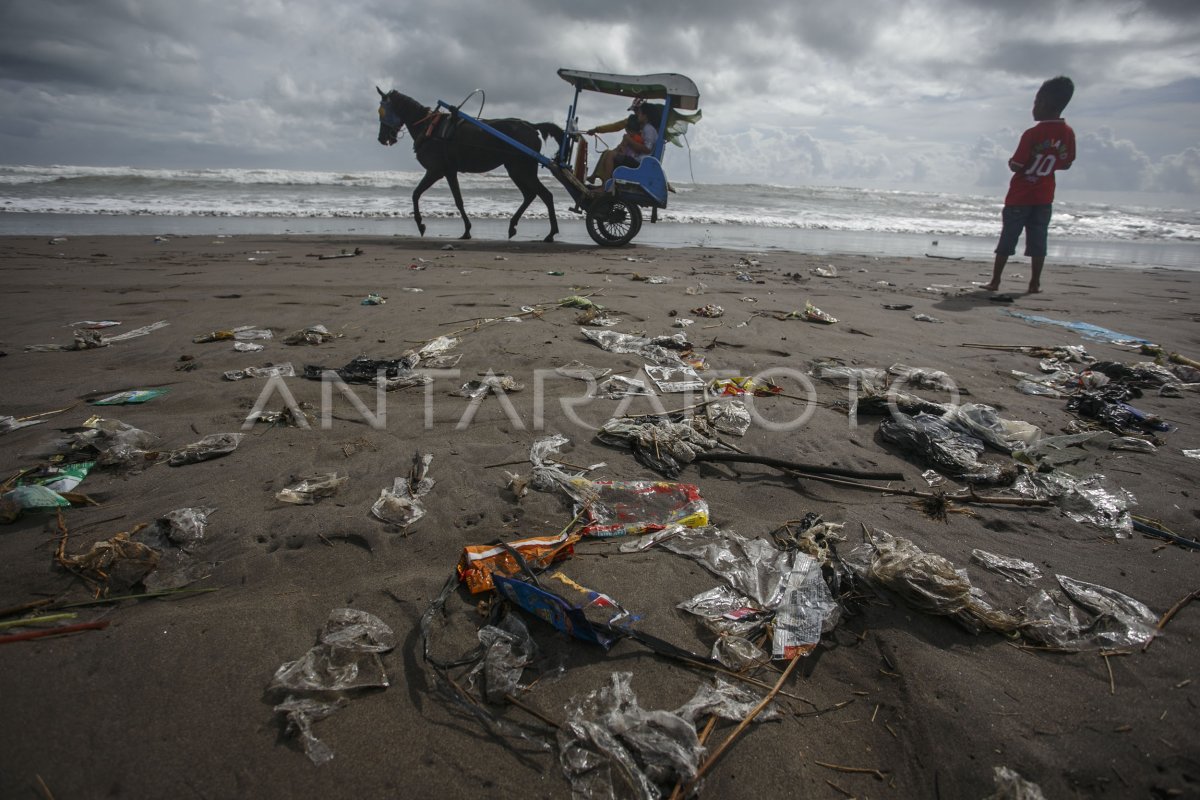 Sampah Plastik Pantai Selatan Antara Foto