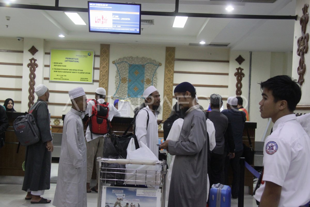 PERKETAT PEMERIKSAAN BARANG CALON PENUMPANG TUJUAN JAKARTA ANTARA Foto