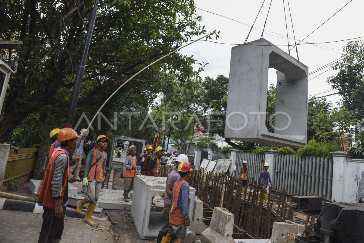 Pembangunan Jaringan Listrik Bawah Tanah Antara Foto