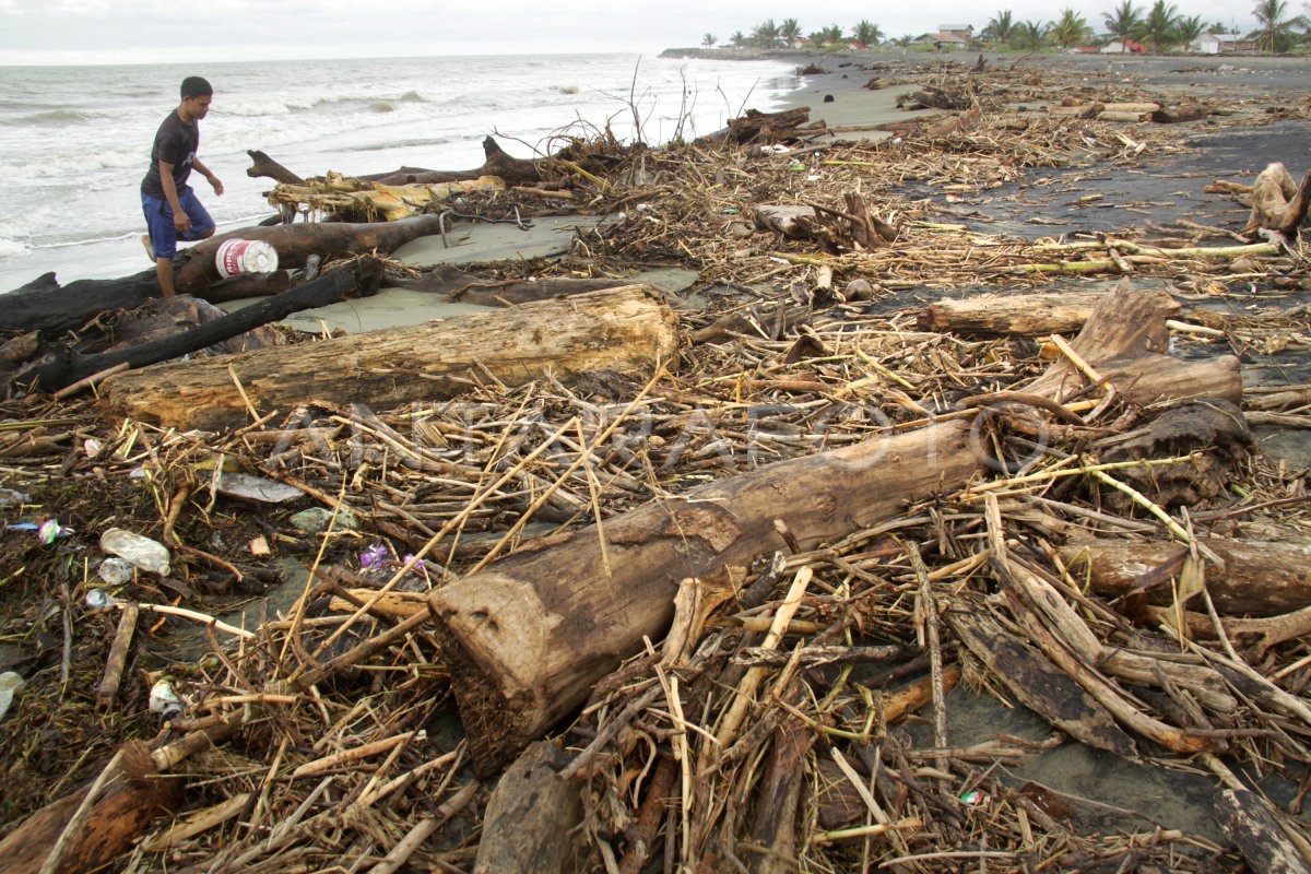 Pantai Wisata Tercemar Sampah Pasca Banjir Antara Foto