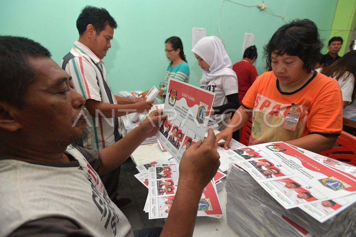 Sortir Dan Lipat Surat Suara Pilkada Jakarta Antara Foto