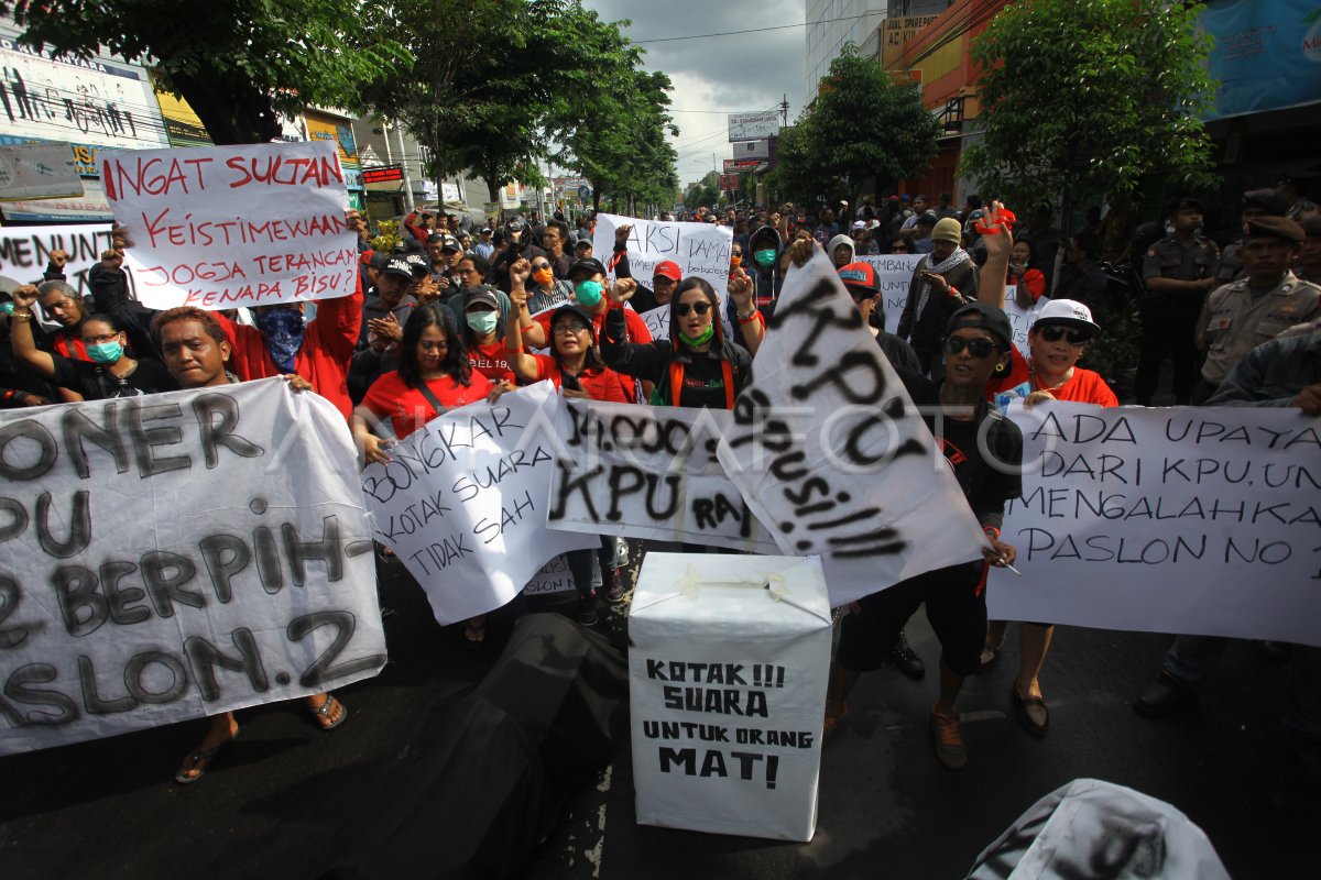 Tuntut Hitung Ulang Surat Suara Antara Foto