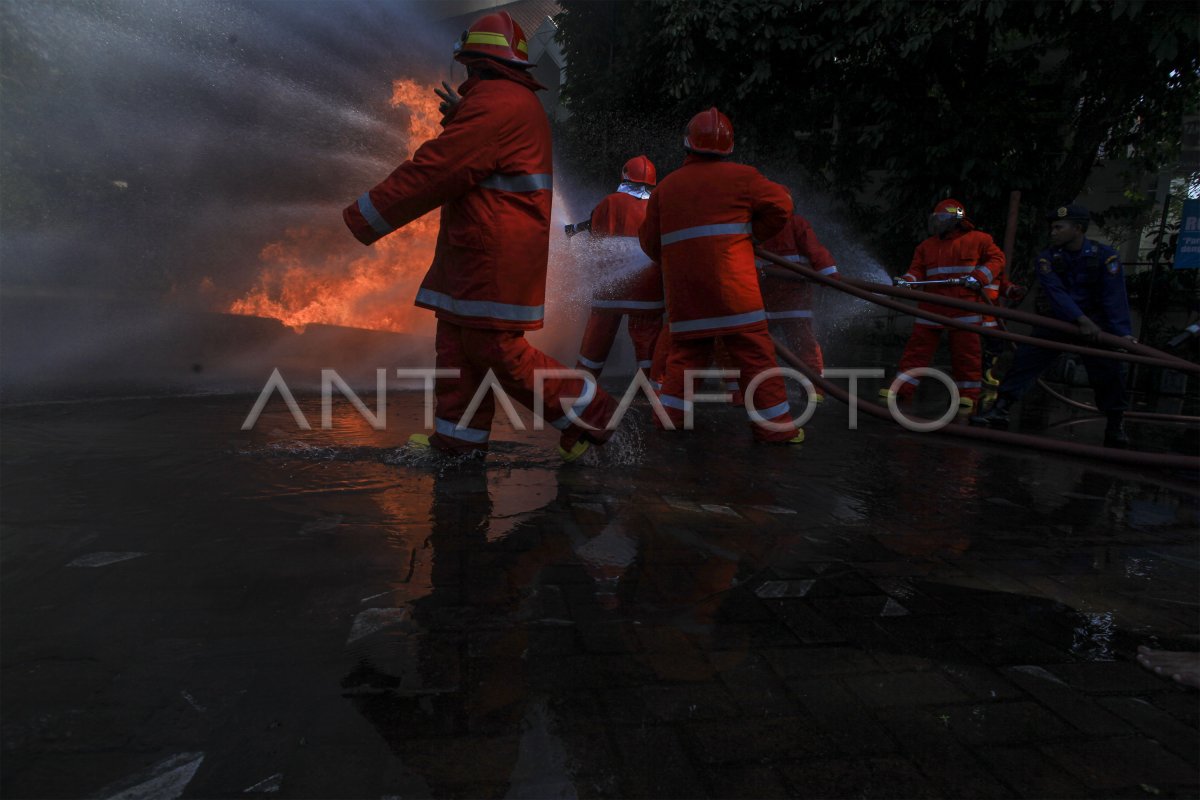 Simulasi Penanganan Kebakaran Antara Foto