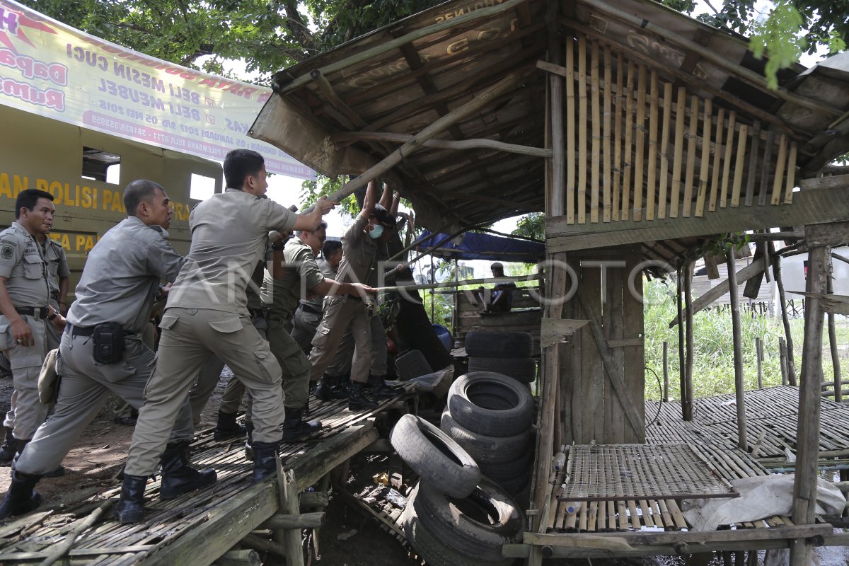 PENERTIBAN BANGUNAN LIAR DI PALEMBANG ANTARA Foto