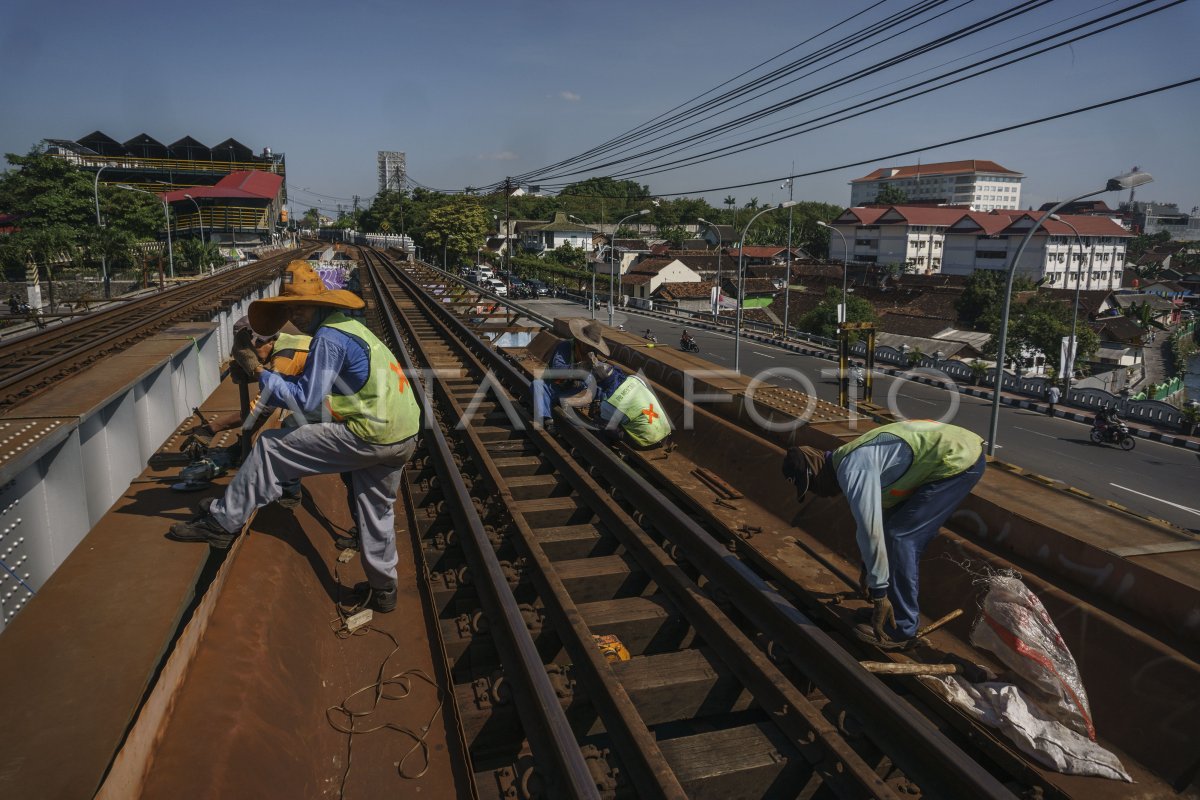 PERAWATAN REL KERETA API ANTARA Foto