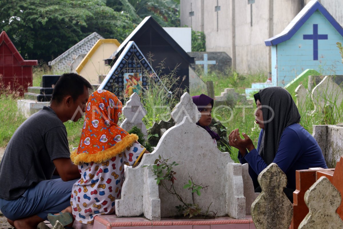 ZIARAH KUBUR JELANG RAMADAN ANTARA Foto