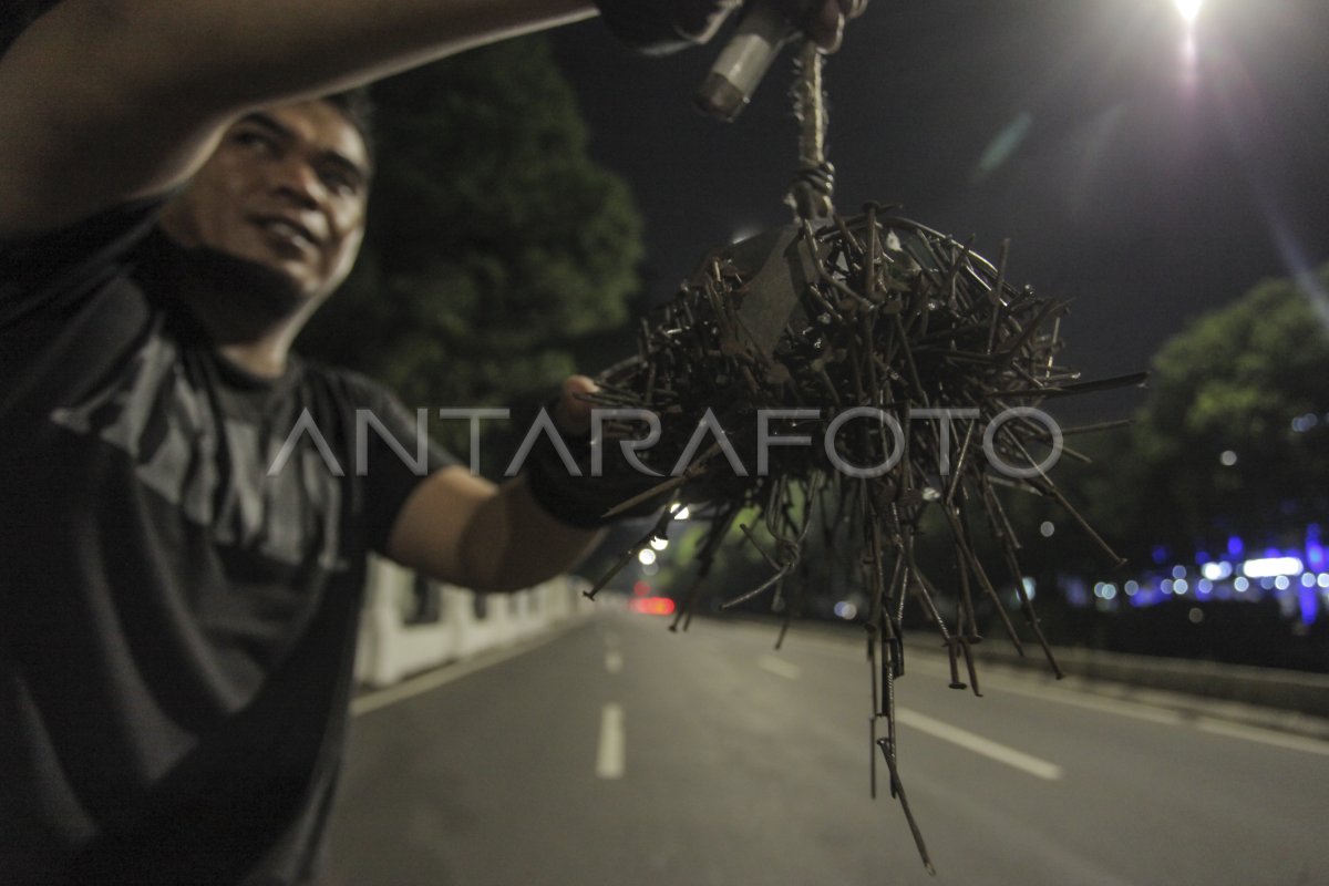 Bersihkan Ranjau Paku Antara Foto