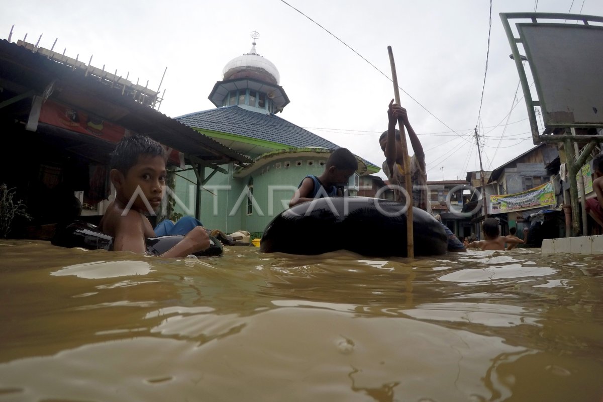 Banjir Luapan Sungai Antara Foto