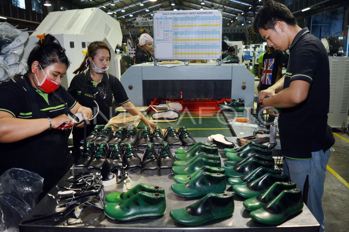 PRODUKSI SEPATU BERKELAS DUNIA ANTARA Foto