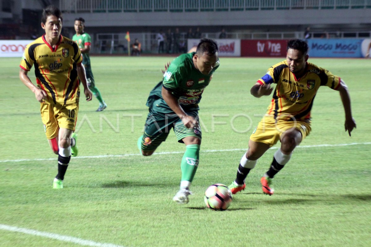 PS TNI VS MITRA KUKAR ANTARA Foto