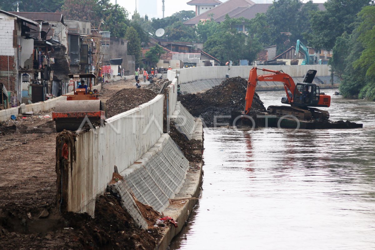 Penyelesaian Normalisasi Kali Ciliwung Antara Foto