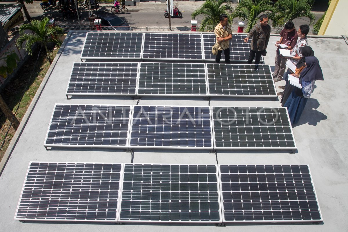 PANEL SURYA DI SEKOLAH ANTARA Foto