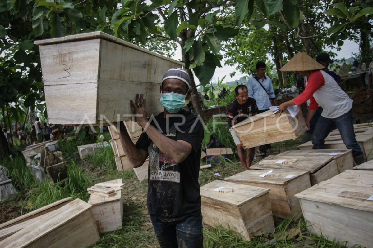 Makam Terdampak Bandara Nyia Antara Foto