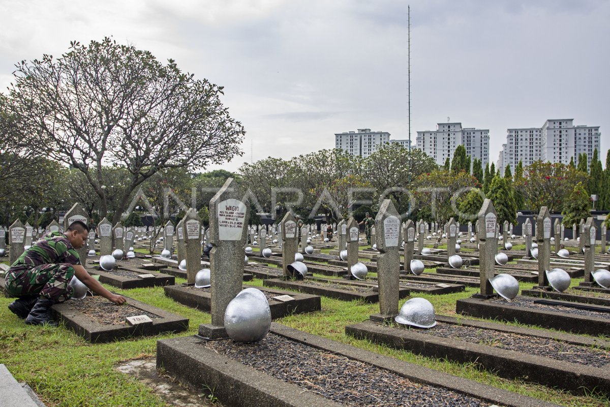 BERSIH BERSIH TAMAN MAKAM PAHLAWAN ANTARA Foto