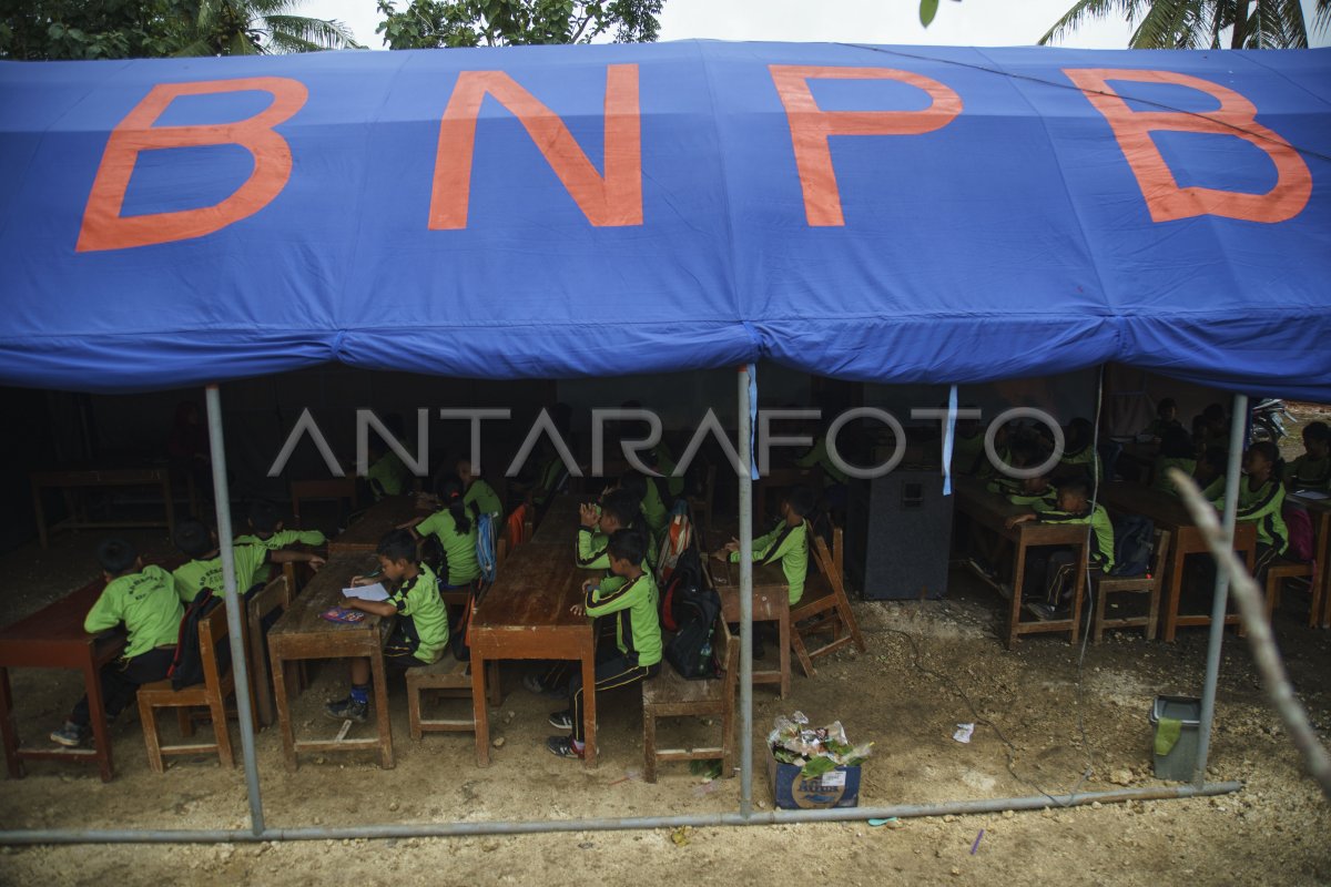 SEKOLAH DI TENDA DARURAT ANTARA Foto