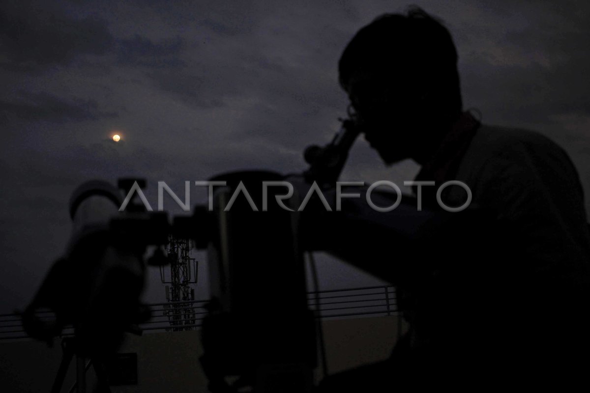 PERSIAPAN MELIHAT GERHANA BULAN TOTAL ANTARA Foto