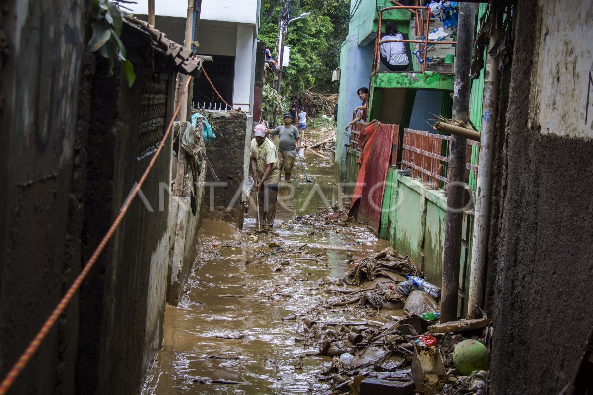 Bersihkan Sisa Banjir Rawajati Antara Foto