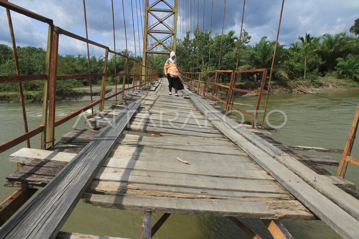 JEMBATAN GANTUNG ALTERNATIF RUSAK ANTARA Foto