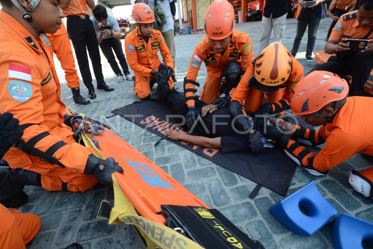 LATIHAN KESIAPSIAGAAN BENCANA ANTARA Foto