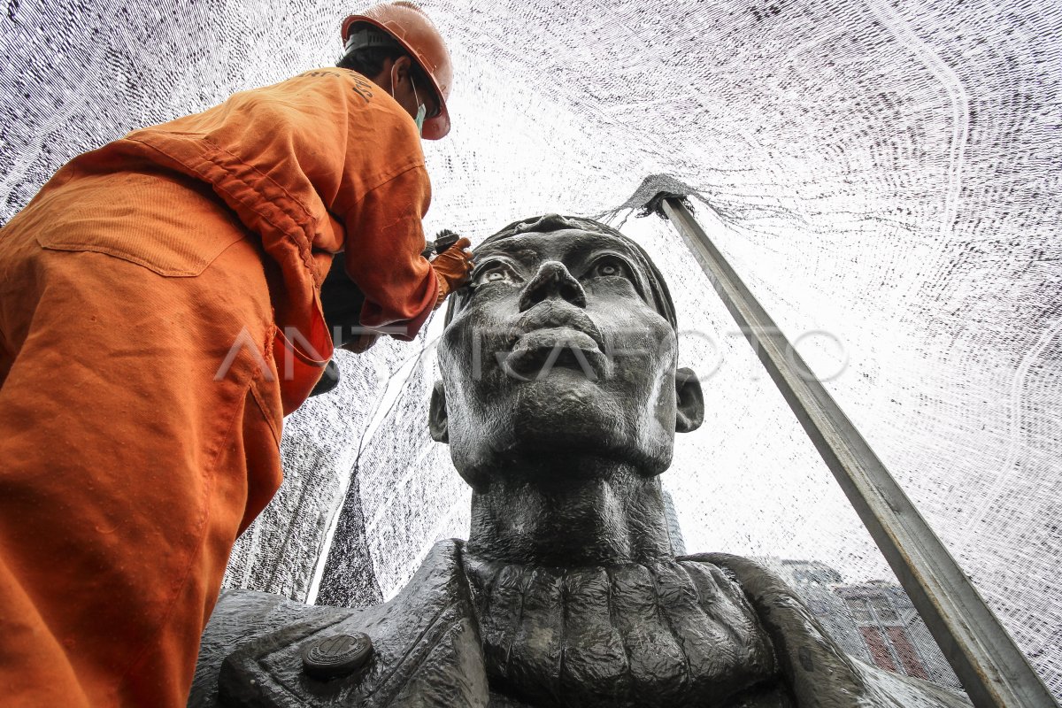 PERAWATAN PATUNG JENDERAL SUDIRMAN ANTARA Foto