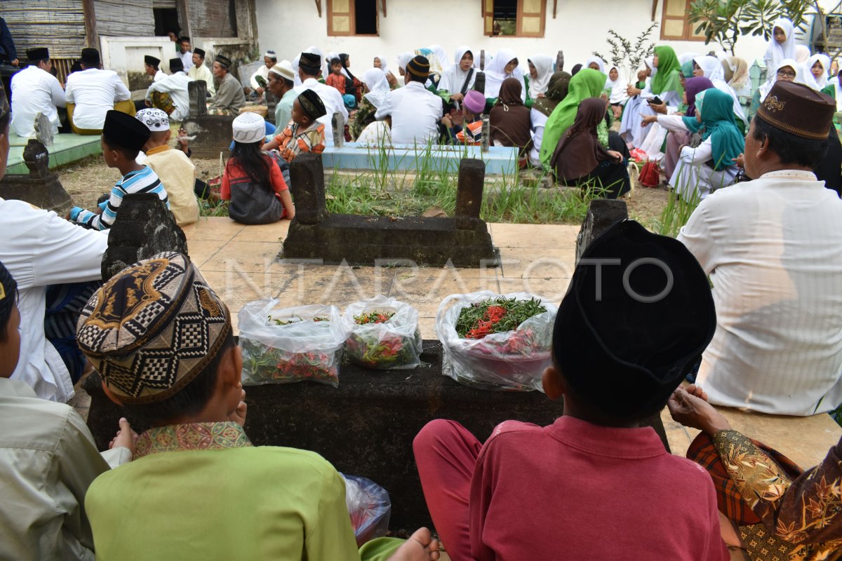 TRADISI NYEKAR AGUNG ANTARA Foto