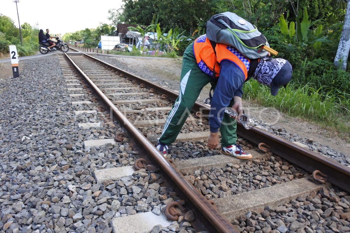 Pemeriksa Jalur Kereta Api Antara Foto