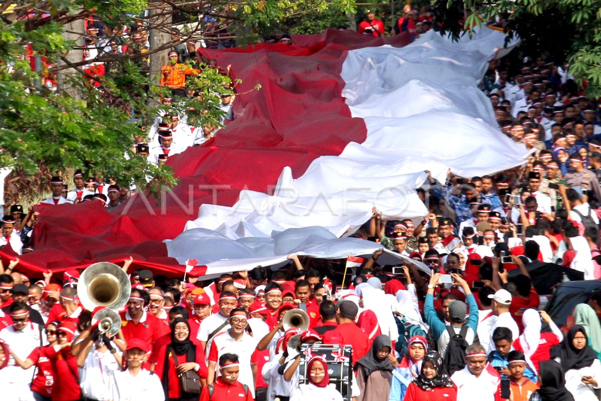 Kirab Bendera Merah Putih Antara Foto