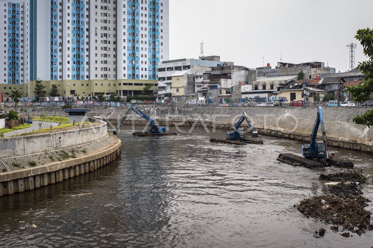 Normalisasi Sungai Ciliwung Antara Foto