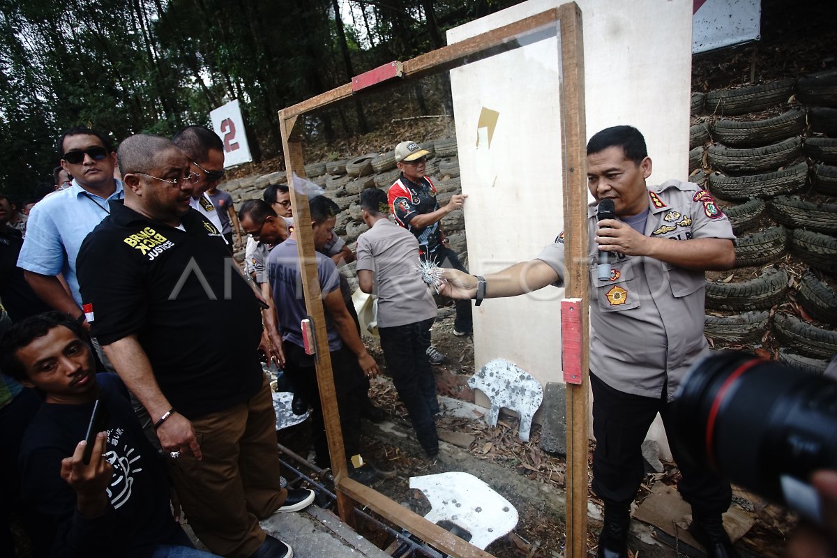 UJI SENPI GLOCK 17 DI MAKO BRIMOB DEPOK ANTARA Foto