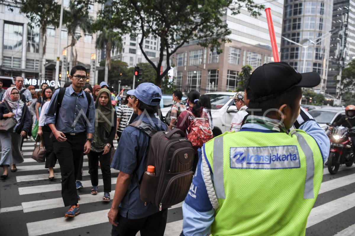 PELICAN CROSSING JALAN SUDIRMAN ANTARA Foto