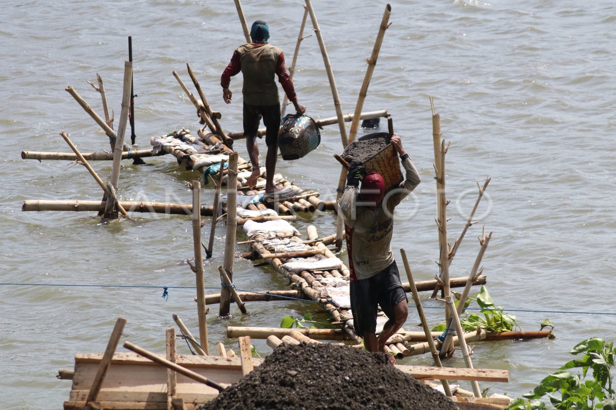 Tambang Pasir Ilegal Sungai Brantas Antara Foto