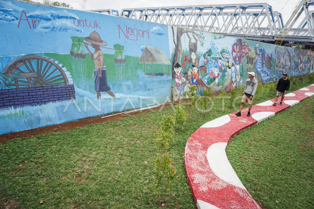 TAMAN BANTARAN SUNGAI BENGAWAN SOLO ANTARA Foto