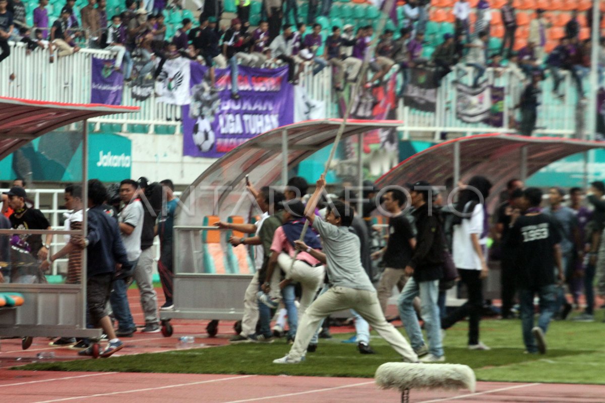 KERICUHAN SUPORTER TURUN KE LAPANGAN ANTARA Foto