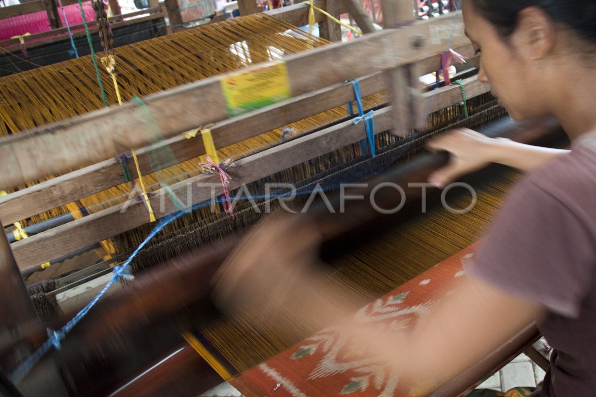 Sentra Tenun Ikat Kediri Antara Foto