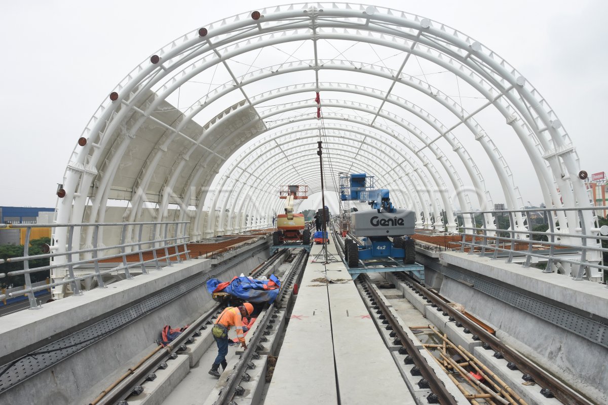 PROGRES PEMBANGUNAN LRT JABODEBEK ANTARA Foto