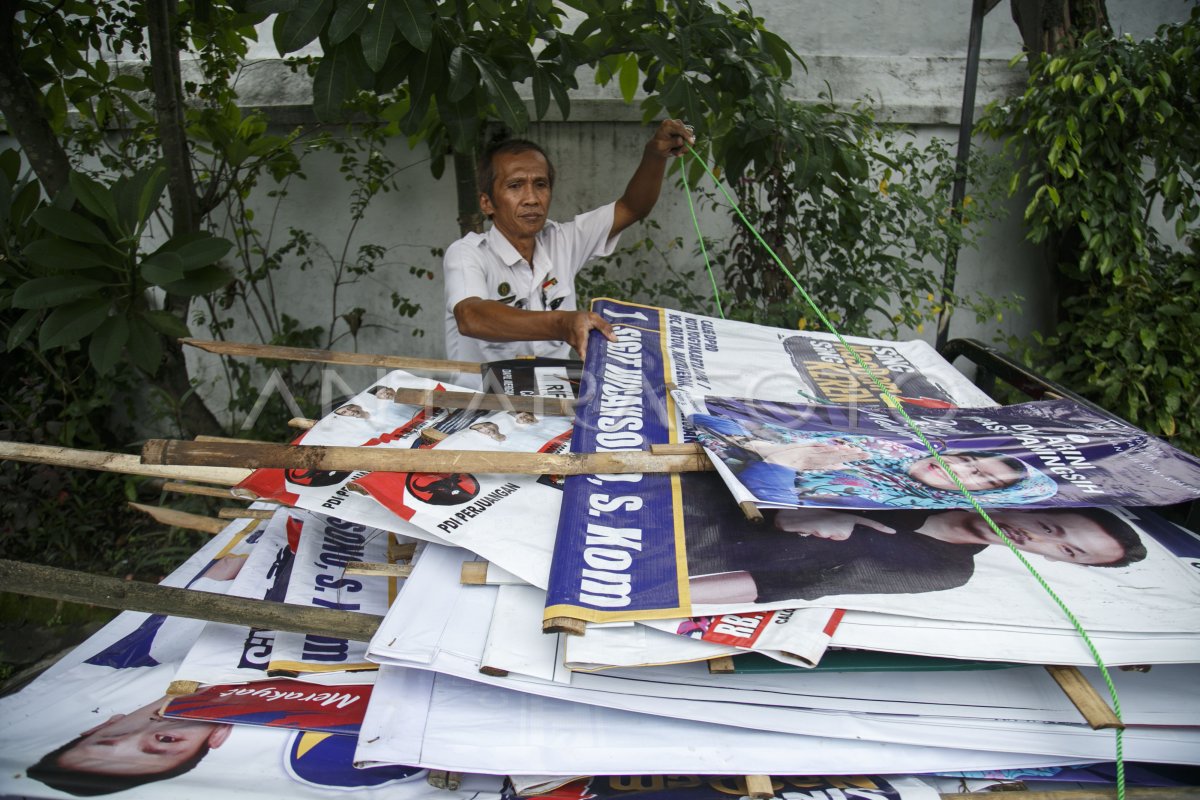 Penertiban Alat Peraga Kampanye Antara Foto