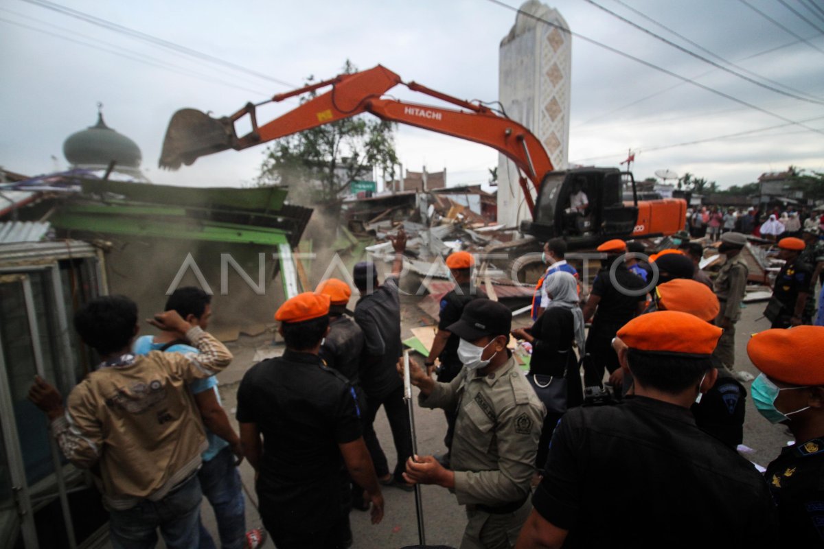 Penertiban Paksa Bangunan Diatas Lahan Pt Kai Antara Foto