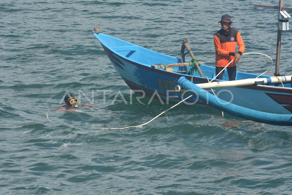 Pencarian Korban Terseret Ombak Antara Foto