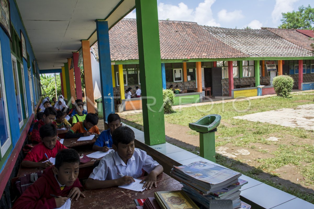 Belajar Di Teras Sekolah Akibat Atap Sekolah Ambruk Antara Foto