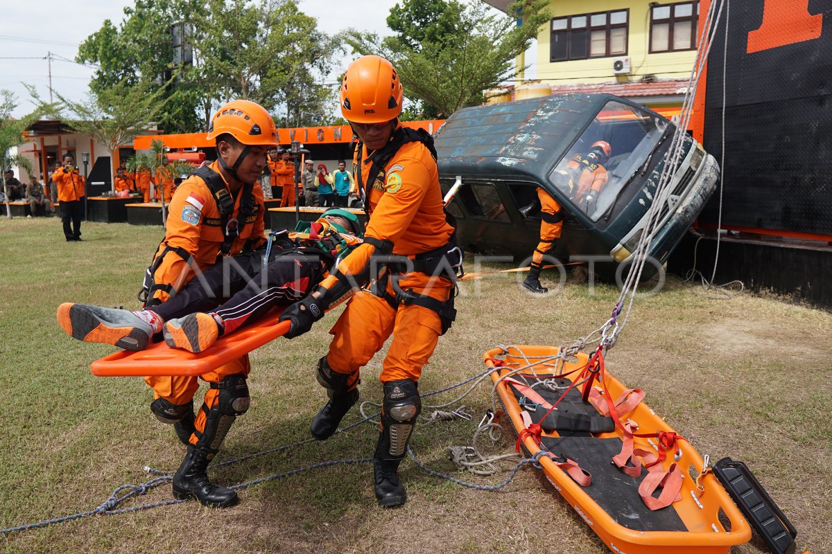 Simulasi Pertolongan Basarnas Antara Foto