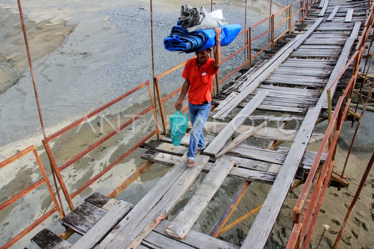 Jembatan Gantung Alternatif Rusak Parah Antara Foto