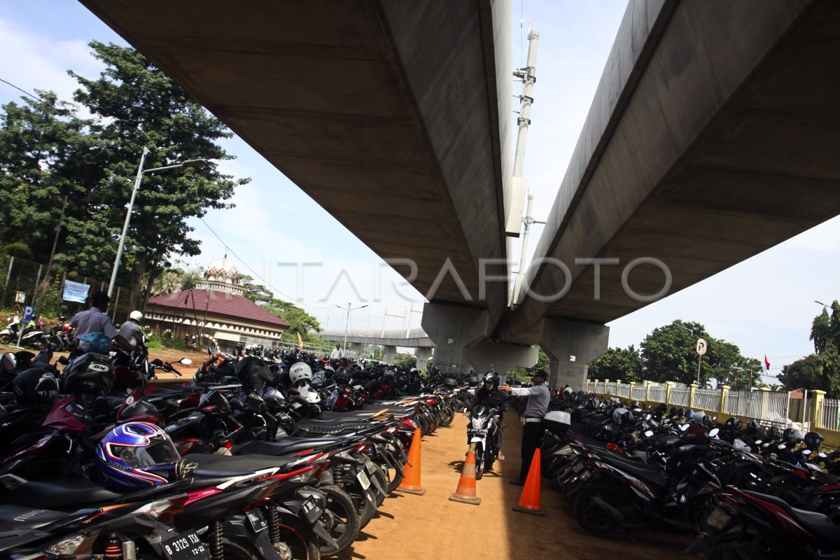 Lahan Parkir Di Stasiun Mrt Lebak Bulus Antara Foto