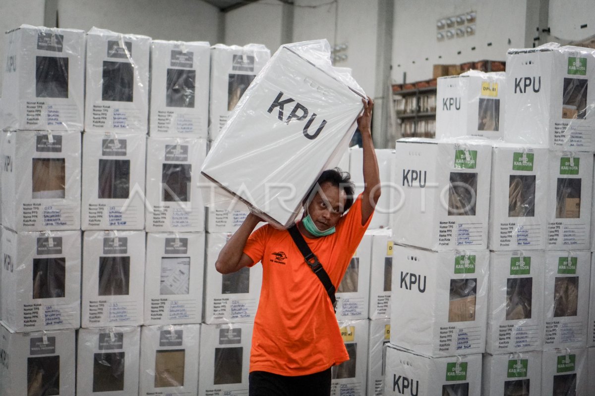 DISTRIBUSI LOGISTIK PEMILU DI SOLO ANTARA Foto