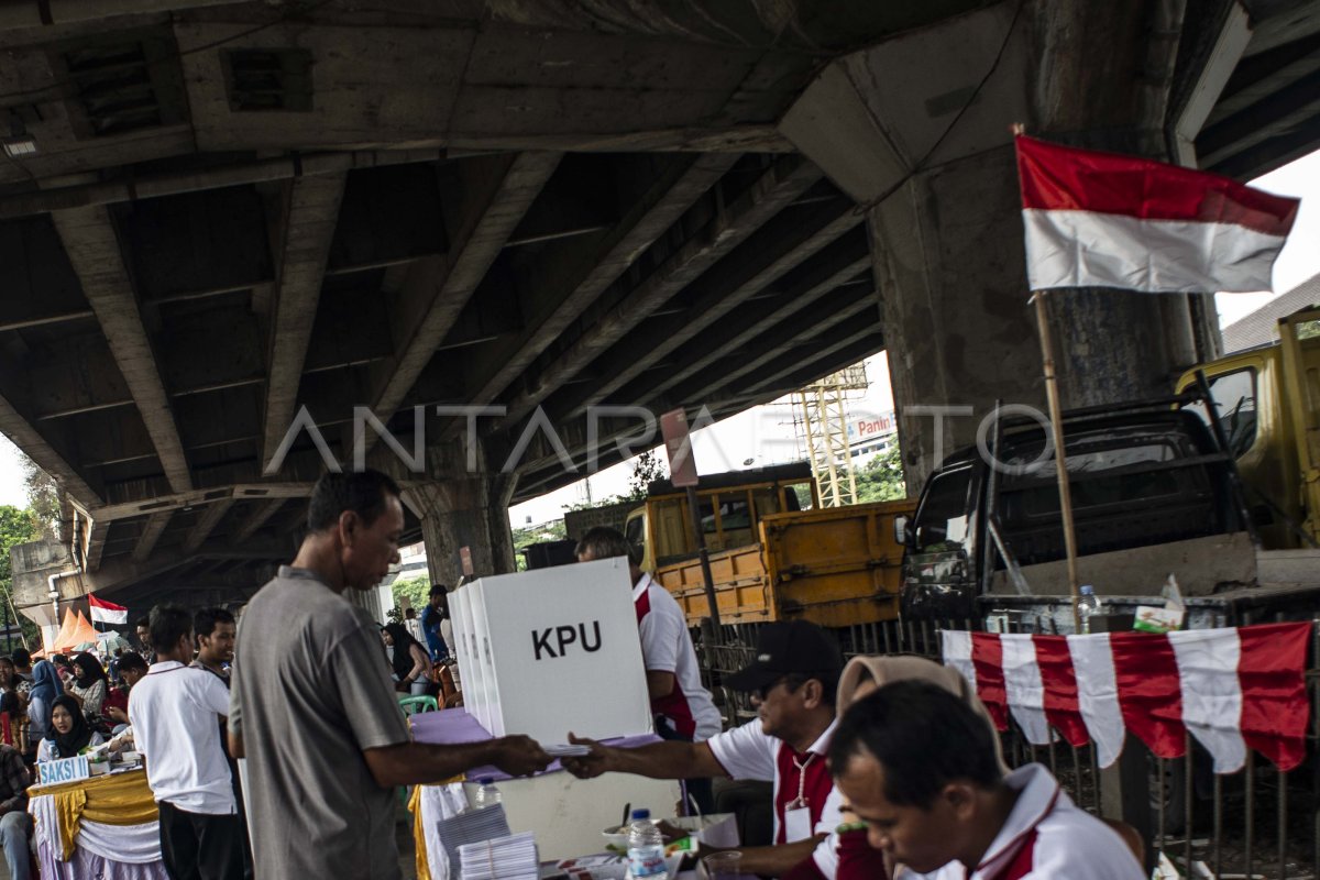 Tps Di Kolong Jalan Tol Ancol Antara Foto